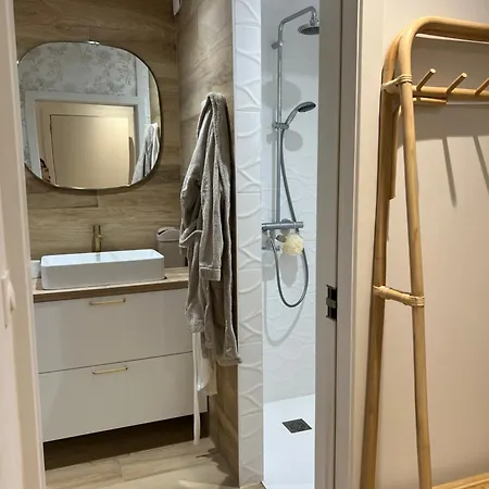 Проживание в семье Petit Cocon Lillois:cheminee & Jardin *