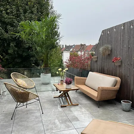 Проживание в семье Petit Cocon Lillois:cheminee & Jardin